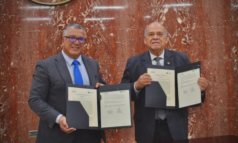 Hombre de pie con traje de color negro
Descripción generada automáticamente con confianza media